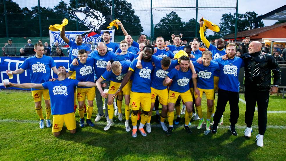 Der Jubel war nach der Partie groß beim frisch gebackenen Regionalliga-Aufsteiger Kickers Emden. © Doden