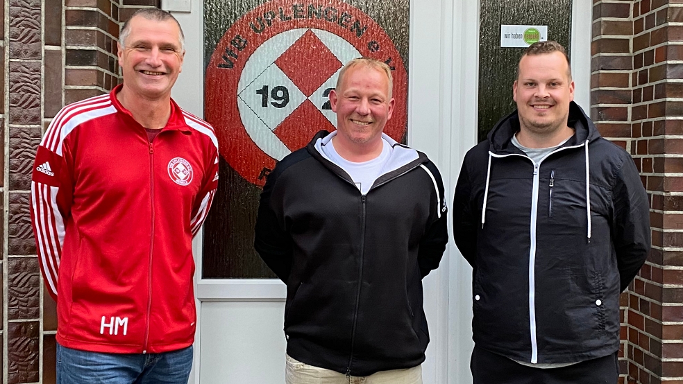 Heino Müller (von links), Fußballobmann des VfB Uplengen, stellte Christian Rosendahl als neuen Trainer und Andreas Raschke als neuen Betreuer vor. © privat