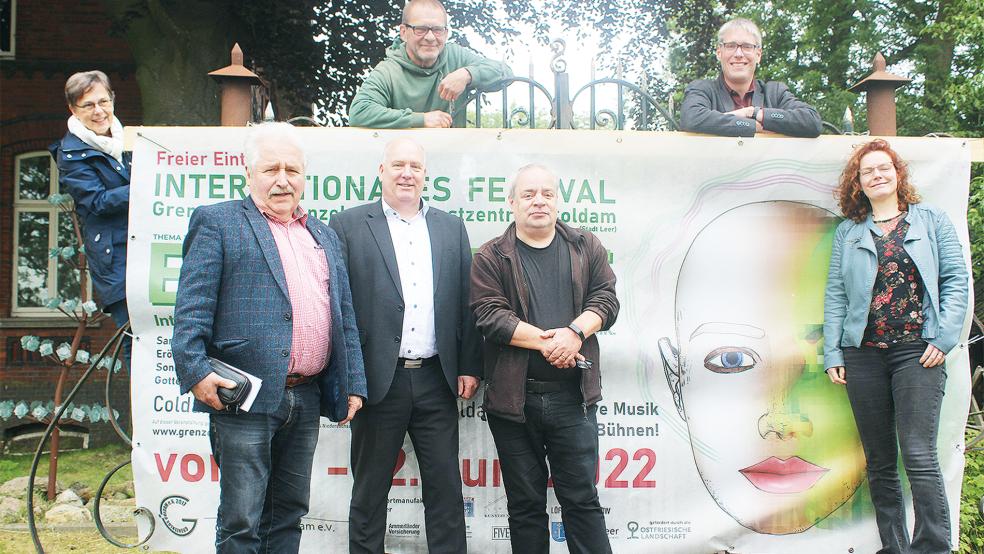 Freuen sich, dass in Coldam wieder Kunst gefeiert wird (von links): Heike Alberty (Schriftführerin Grenzenlos e.V.), Landschaftspräsident Rico Mecklenburg, Claus-Peter Horst, Vincent van Leeuwen (oben), Jens Scheffer (Wortmanufaktur), Heiko Abbas und Gemma van Leeuwen.  © Foto: Berents