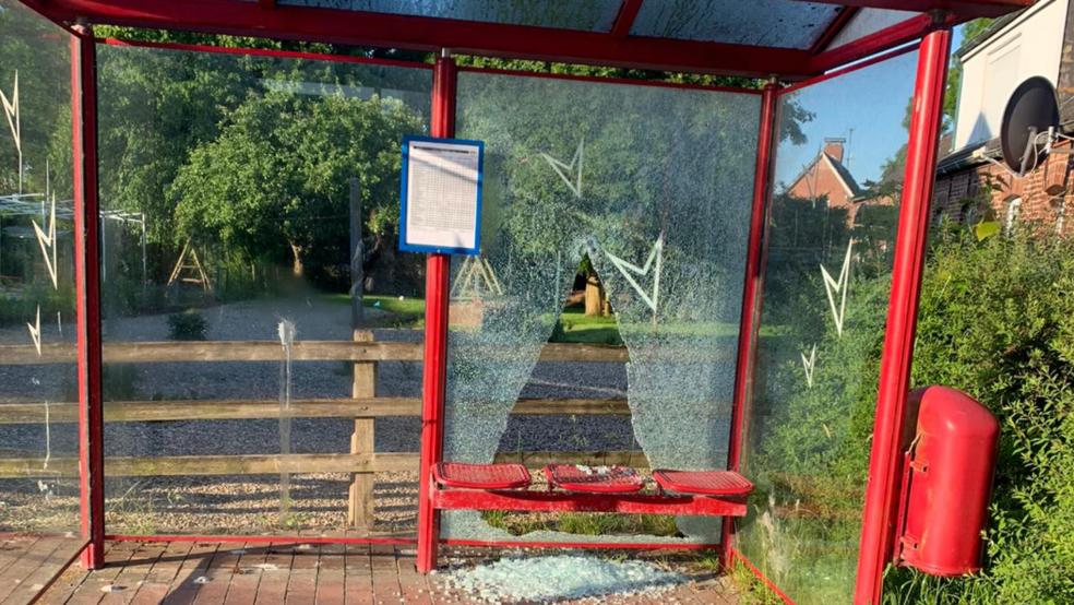 In Midlum wurde in der vergangenen Nacht die Verglasung einer Bushaltestelle zertrümmert.  © Polizei