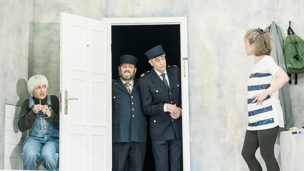 Wenn die Staatsgewalt an der Tür schnellt: Mutter Hase hat auch diese Situation einigermaßen im Griff.  © Foto: Landesbühne/Volker Beinhorn