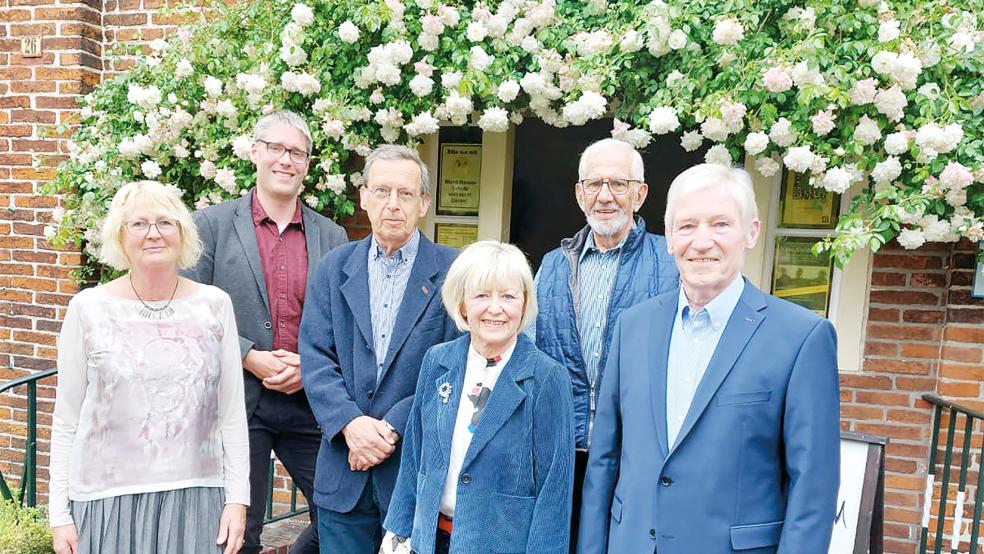 Neu im Vorstand des Freundeskreises Landesbühne ist Liane Ibsen (links), neben ihr Bürgermeister Heiko Abbas und Franz Schubert, Elise Seeringer, der ehemalige Vorsitzende Fred Klinkhardt und Bernd Seeringer.  © Foto: Freundeskreis Landesbühne