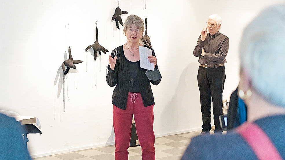 Anne Schlöpke führte selbst in ihre Ausstellung »La Demoiselle de Boen« in der Galerie Schnelle ein.  © Foto: privat