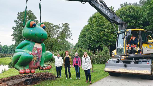 Frosch »Alex« erhält neues Gewand
