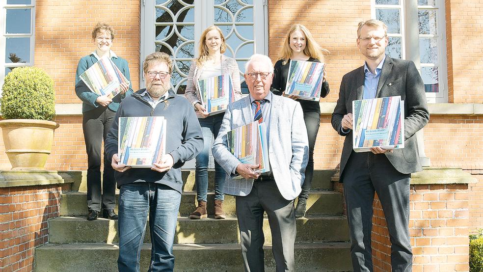 Fast 80 Texte up Platt in einem Ordner: Prof. Dr. Frauke Grittner, Hans Freese, Imke Rieken, Landschaftsrat Hilko Gerdes, Grietje Kammler und Landschaftsdirektor Dr. Matthias Stenger präsentieren die umfangreiche Materialsammlung.  © Foto: Ostfriesische Landkschaft