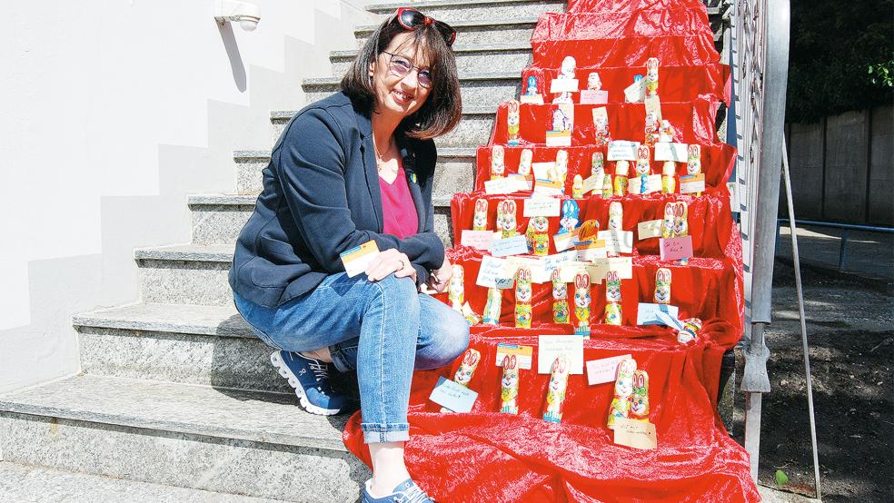 Barbara Backer wird beim »Tag der Niedersachsen« auch diese auffällige Installation benutzen. Auf einem roten Tuch sind etliche Osterhasen aus Schokolade drapiert, die jeweils kurze Aussagen zum Thema Organspende »transportieren« sollen.  © Foto: Hoegen