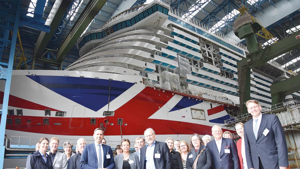 Der Lenkungskreis des Masterplans Ems 2050 hat jetzt auf der Meyer Werft getagt, das Gruppenbild entstand im überdachten Baudock des Papenburger Schiffbauunternehmens.  © Foto: Amt für regionale Landesentwicklung Weser-Ems 