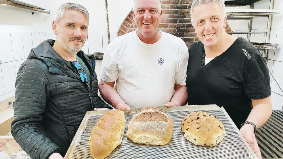 In der Backstube: Fehnrouten-Koordinator Uli Schmunkamp, Bäckermeister Stephan Czesnik und Journalist Alexander Tauscher (von links).  © Foto: Fehnroute