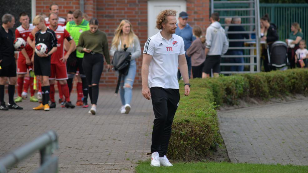 Ein letzter Gang in Richtung Trainerbank bleibt Jens Dannen verwehrt - Wolthusen kann keine Mannschaft stellen. © Born