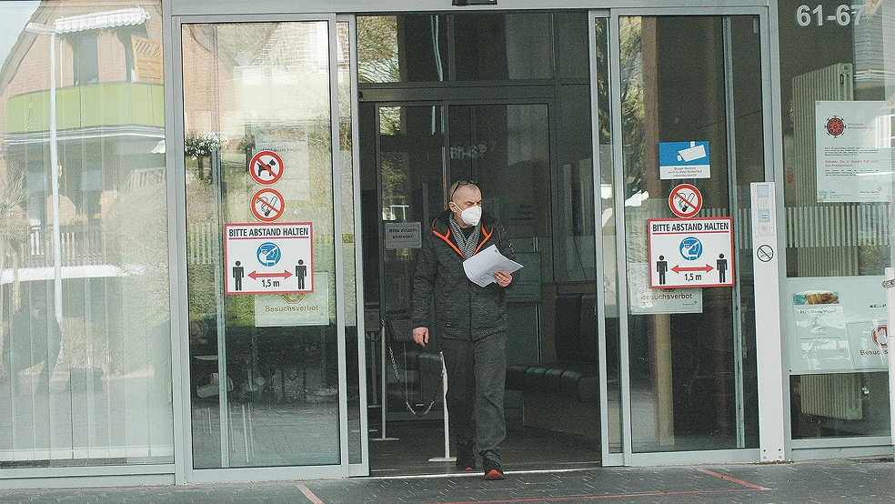 Im Borromäus-Hospital in Leer müssen Besucher vorerst weiterhin eine FFP2-Maske tragen.  © Foto: Szyska