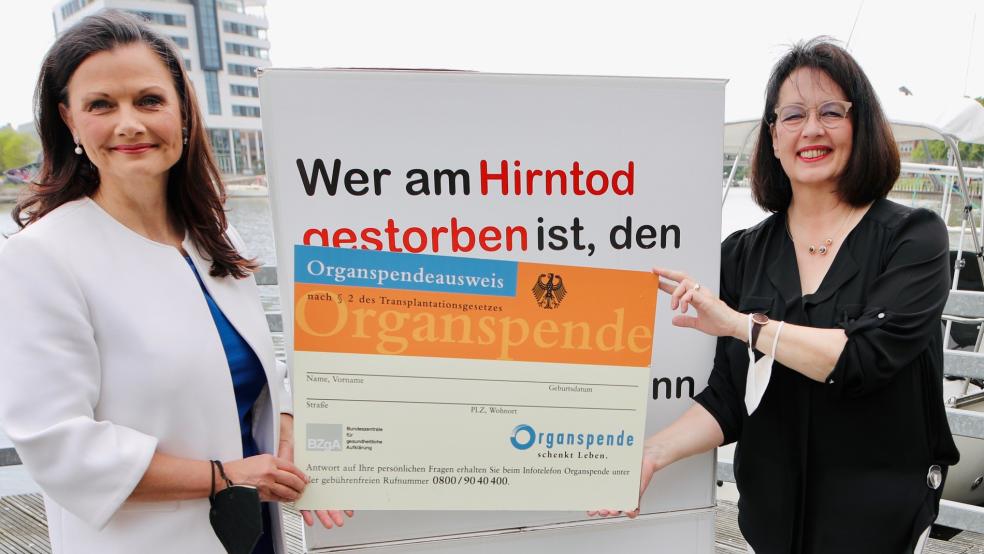 Informiert unermüdlich über das Thema Organspende: Barbara Backer, hier zusammen mit Gitta Connemann (links), sie ist Schirmherrin von »Organtransplantierte Ostfriesland«.  © Foto: Büro Connemann