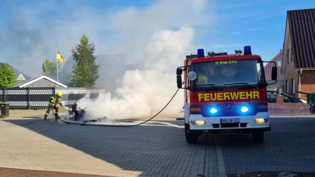 Motorrad steht in Flammen