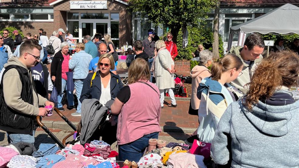 Viele Bunder, aber auch auswärtige Besucher, nutzten das schöne Wetter für einen Besuch des Flohmarktes am Kellingwold. © Hoegen