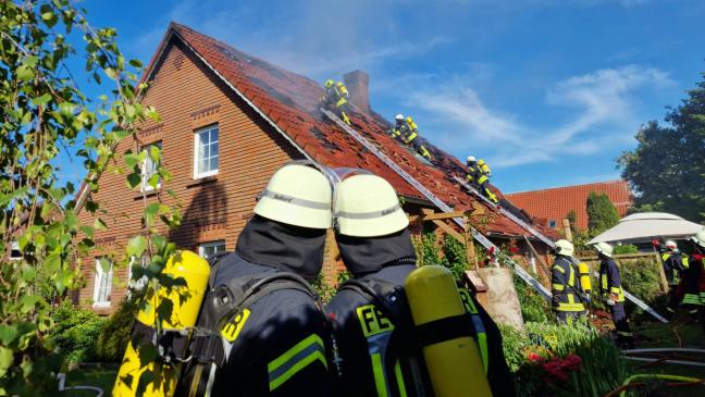 Dachstuhlbrand fordert Feuerwehren