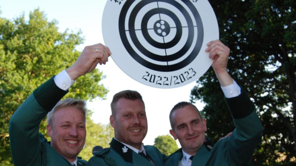 König Martin Wilkens (Mitte) mit seinen beiden Adjutanten Arno Broers und Matthias Meyer (rechts). © Hoegen