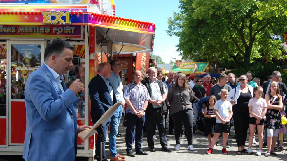 Bürgermeister Uwe Sap eröffnete das erste Mal den Pfingstmarkt in Bunde, zahlreiche Gäste aus dem ganzen Rheiderland verfolgten seine Ansprache. © Hoegen