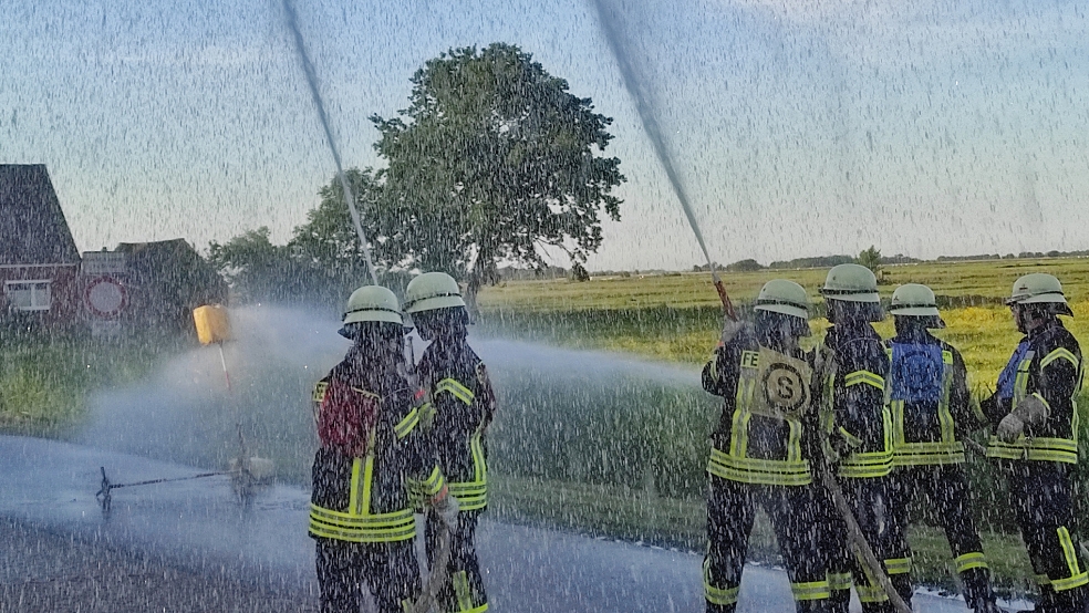 Die Wettkampfgruppe der Feuerwehr Wymeer-Boen bekam wegen des starken Windes selbst auch einiges an Wasser ab. © Himstedt