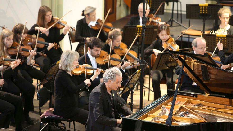 Matthias Kirschnereit glänzte am Klavier als Solist. © Schnorrenberg