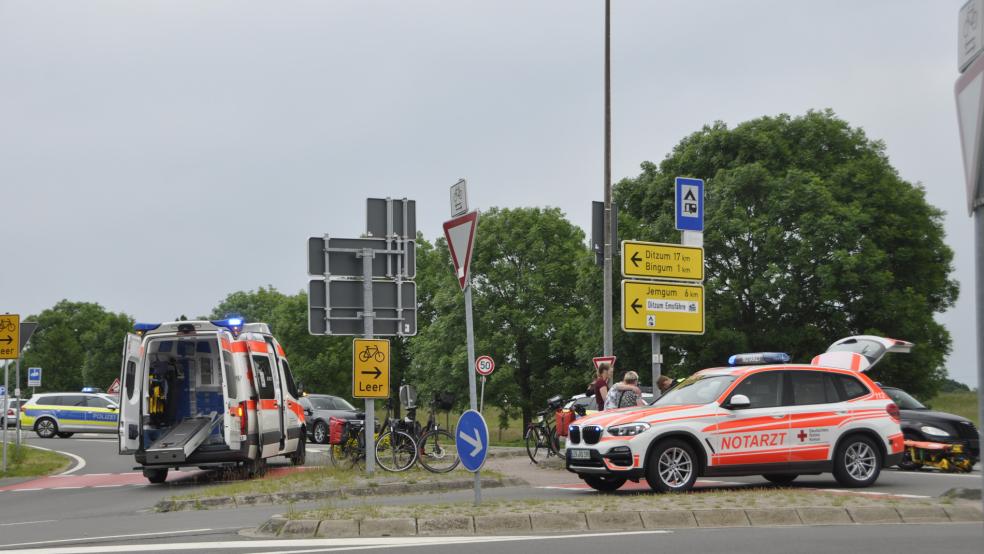Der verletzte 59-Jährige wurde mit einem Krankenwagen ins Borromäus-Hospital nach Leer gebracht. Ein Rettungshubschrauber landete zwar vor Ort, wurde aber nicht mehr eingesetzt. © Wolters
