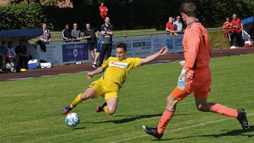 Zwei-, dreimal machte Lohnes Keeper Markus Schulten Ausflüge aus seinem Tor, beim 1:2 durch Hauke Bugiel ging das schief, in dieser Szene fand Daniel Werner mit seiner Grätsche keinen Leeraner Abnehmer in der Strafraummitte.  © Foto: Born