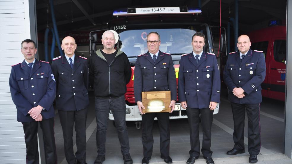 Von links: Ortsbrandmeister Ralf-Dieter Harbers, Christoff Hölzen und Eric Hempel, Hermann Striek, Jann Freese und Jens Winkelmann, stellvertretender Stadtbrandmeister.  © Wolters