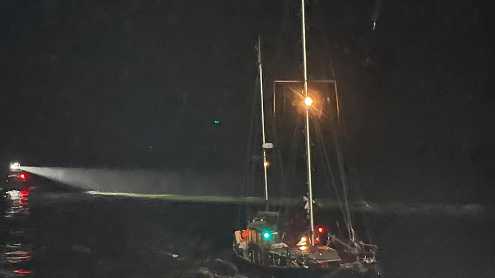 Mit dem Seenotrettungskreuzer »Hamburg« der DGzRS schleppen die Seenotretter eine zuvor festgekommene Segelyacht nach Borkum, im Hintergrund ist das Tochterboot »St. Pauli« zu sehen.  © Foto: Die Seenotretter – DGzRS