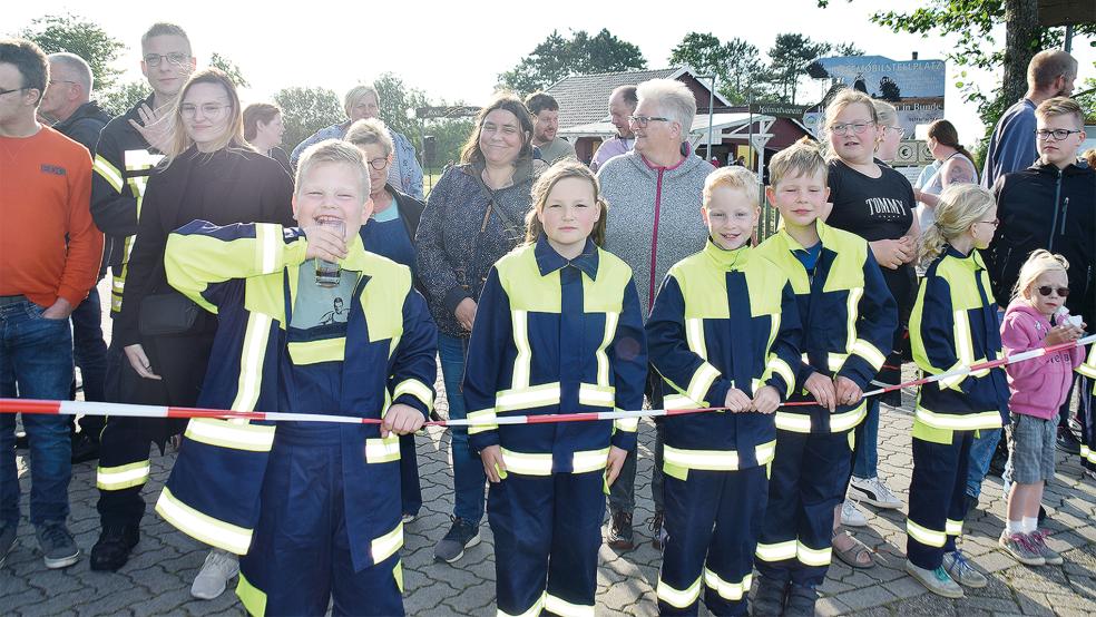 Der Feuerwehrnachwuchs feuerte kräftig an. . © Fotos: Himstedt