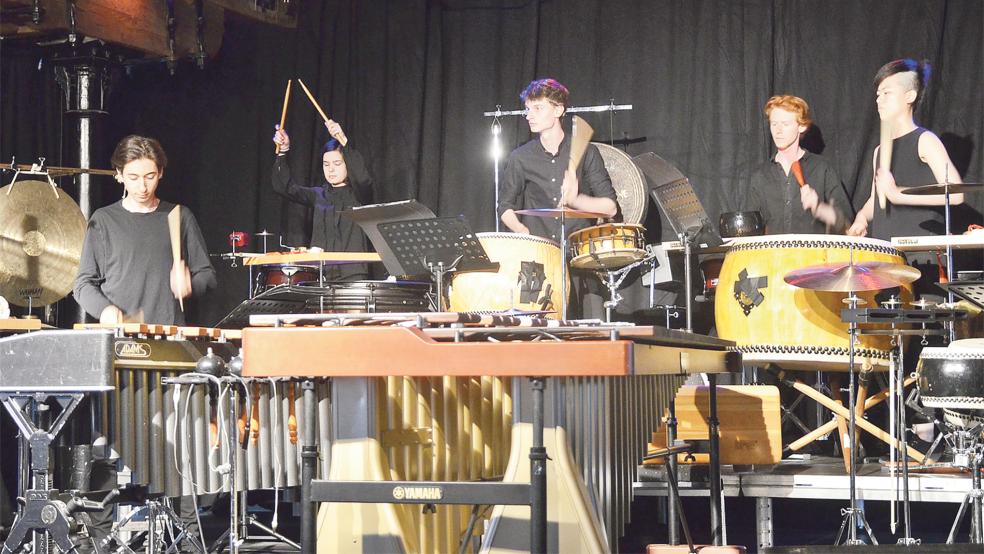 Das Schlagzeug-Ensemble »Percussion Community Rostock« überzeugte im Zollhaus mit großer Spielfreude.  © Foto: Ammermann