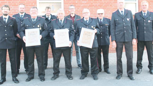 Ehrennadel für Feuerwehrmann Harm Oltrop