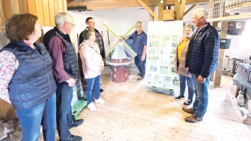 Manfred Gäbel erklärte in Stapelmoor Gästen aus dem Emsland an einem Modell die Geheimnisse der Windmühlen.  © Foto: Kuper