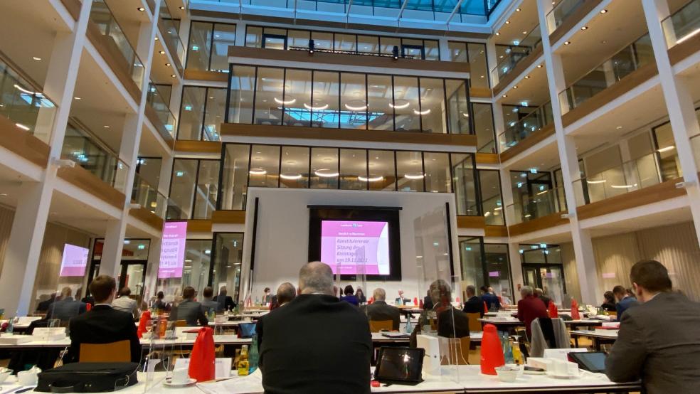 In der nächsten Kreistagssitzung am Donnerstag, 16. Juni, im Sparkassen-Forum in Leer (Bild) wird es zu Los­entscheiden kommen.  © Hanken