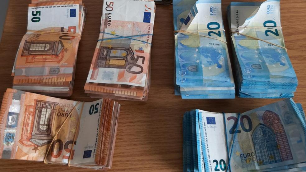 Im Kofferraum fanden die Beamten den Rucksack des 39-jährigen Fahrers mit 20.000 Euro Bargeld darin. In den Sachen des 41-jährigen Beifahrers wurden insgesamt 11.100 Euro entdeckt. © Bundespolizei