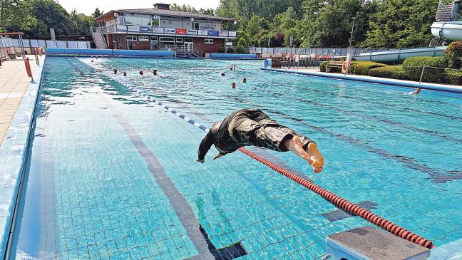 Im Kampfanzug ins Schwimmbecken