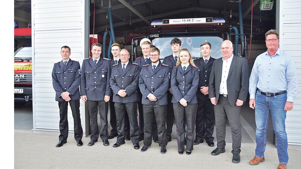 Ortsbrandmeister Ralf Dieter Harbers und die beförderten Wehrleute. Von links Jann Freese, Kai Respondek, Dieter Hilbrands, Dennis Striek, Marc Cordes, Torben Zechner, Alena Striek, Jan-Luca Harbers, Claus-Peter Horst und Sönke Eden.  © Wolters