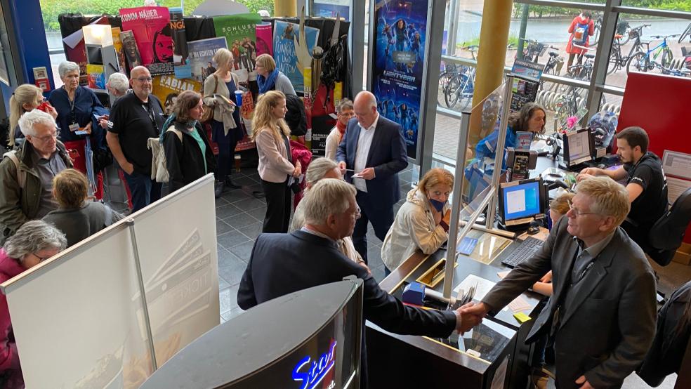 Andrang im Foyer des Cinestar-Kinos. Viele Filmfreunde versuchten noch spontan, an die begehrten Tickets zu kommen. © Hanken