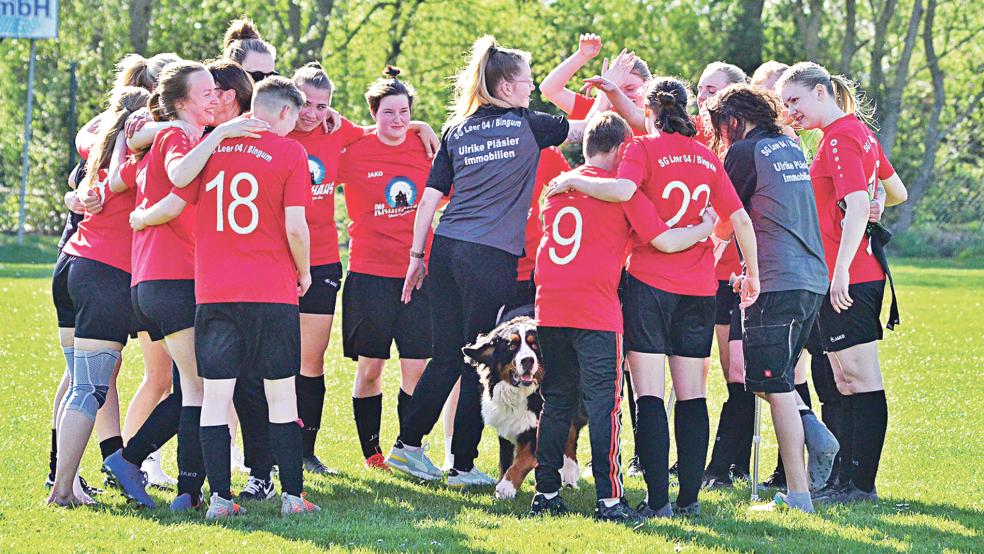 Große Freude bei Leer 04/Bingum: Der Aufstieg in die Bezirksliga ist geschafft.  © Foto: Ammermann