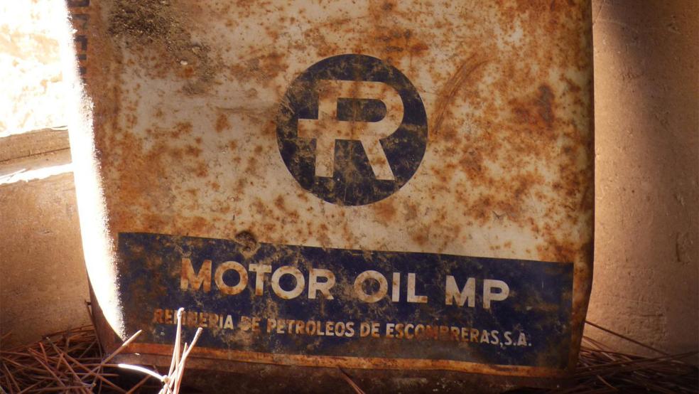 Illegal entsorgt wurde Altöl, hier ein Symbolfoto in Warsingsfehn. Über ein Entwässerungsrohr landete das Öl in einem Fehnkanal.  © Foto: Pixabay