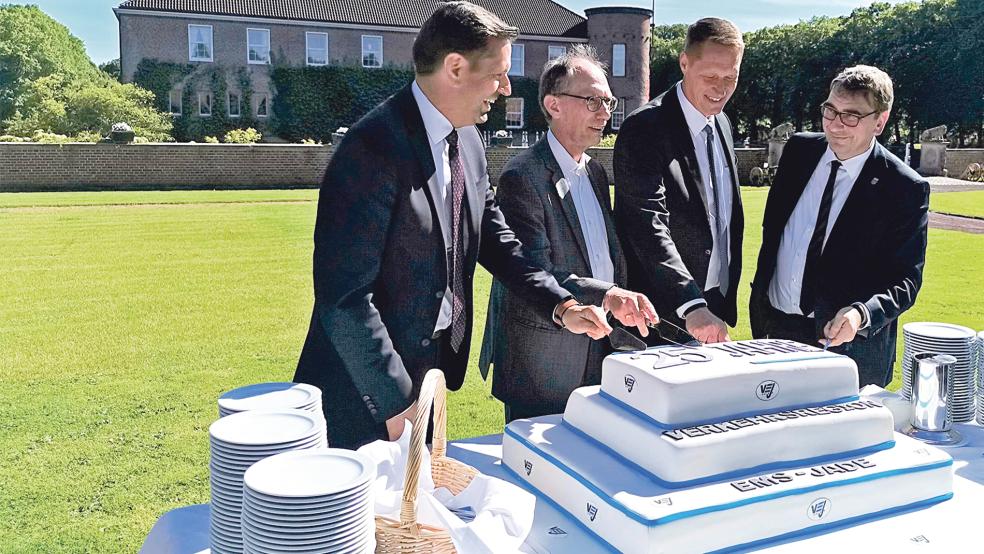 Torteschneiden zum 25- Jubiläum des VEJ: Umweltminister Olaf Lies (von links), VEJ-Geschäftsführer Tilli Rachner, VEJ-Vorsitzender Holger Heymann und Landrat Sven Ambrosy.  © Foto: privat
