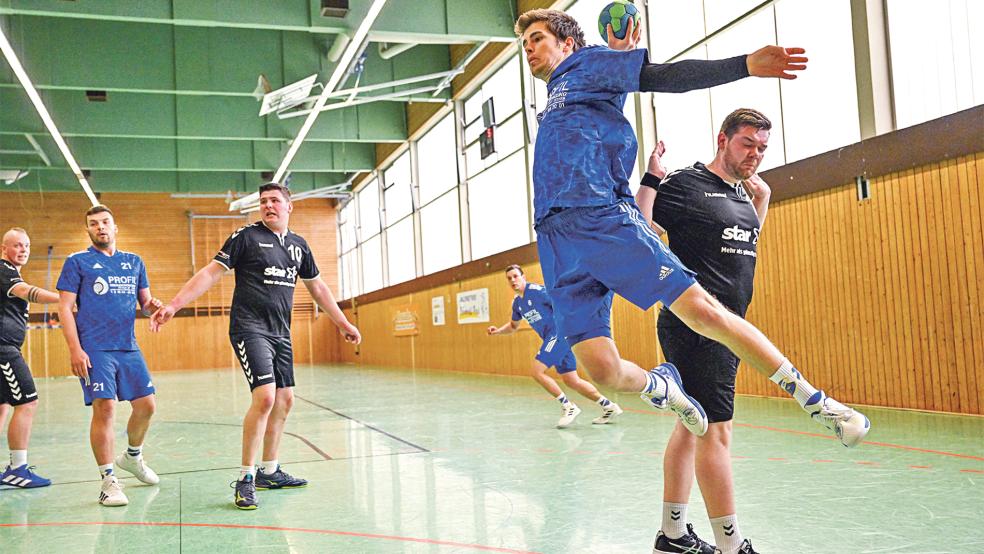 Linus Kugel (mit Ball) und der TuS Holthusen wollen die Saison mit einem Sieg abschließen.  © Foto: Bruins