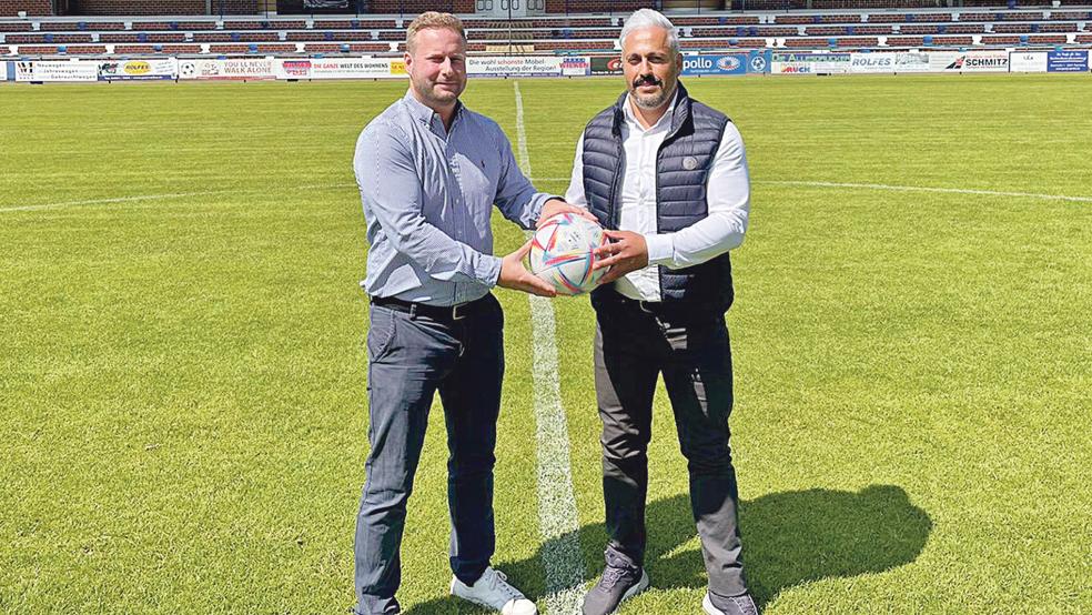 Fußballobmann Jakob Krause-Heiber (links) stellt George-Cemil Yumusak als neuen Trainer vor.  © Foto: BW Papenburg