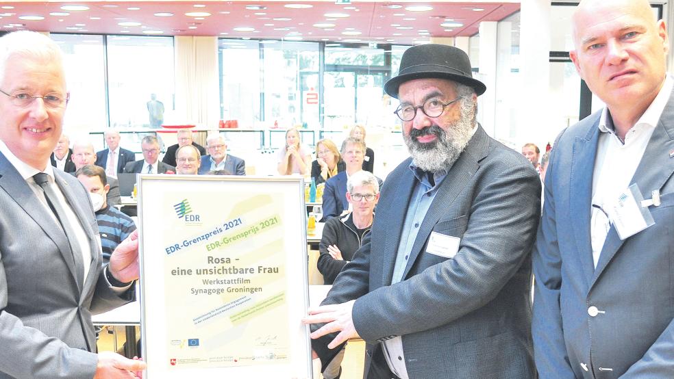 Der EDR-Vorsitzende Matthias Groote (links) und EDR-Geschäftsführer Karel Groen (rechts) überreichten den EDR-Grenzpreis 2021 an Farschid Ali Zahedi  © Foto: EDR