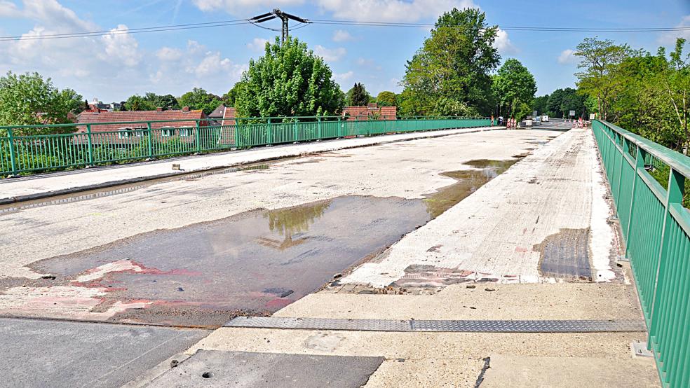 Nicht passierbar: So lange zwei Brücken (im Bild die Brücke über der Bahnstrecke) gesperrt sind, kann der Stadtring-Abschnitt zwischen der Auffahrt an der Augustenstraße und der Kreuzung Spier in Leer nicht genutzt werden.  © Foto: Wolters