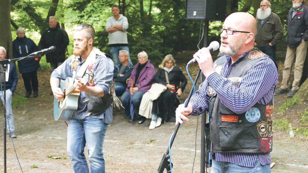 Von zart bis hart: Das Duo »Acoustic Derb« sorgte für das musikalische Rahmenprogramm.  © Foto: Jürgens