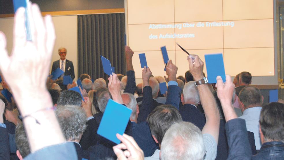 Ein Meer von blauen Stimmkarten: Sämtliche Beschlüsse der 114 Mitglieder der Vertreterversammlung der OVB in Leer fielen am Donnerstag einstimmig, also gingen alle Karten hoch.  © Fotos: Hoegen
