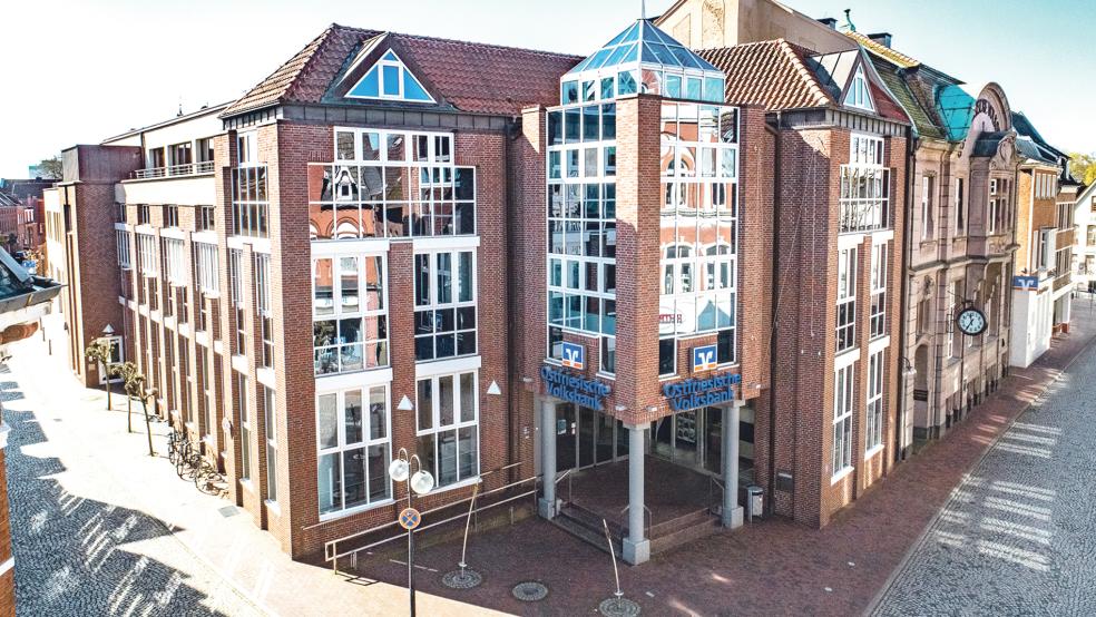 Die Ostfriesische Volksbank - das Foto zeigt die Hauptniederlassung in Leer - und die Sparkasse LeerWittmund haben ihre Beratungen auf die hohe Inflation angepasst.  © Foto: privat