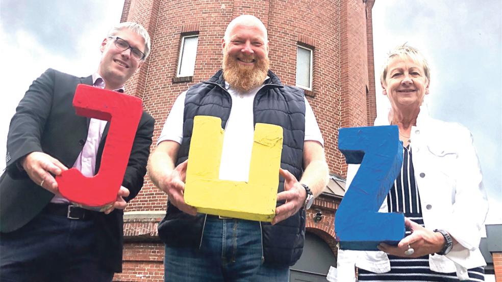 Bürgermeister Heiko Abbas, der neue JUZ-Leiter Kim Kanschat und Stadtjugendpflegerin Angelika Janssen-Harms (von links). © Foto: Busemann