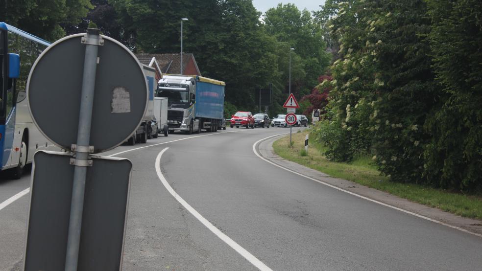 Autofahrer müssen auf der B 436 in Weener noch einige Zeit Geduld haben, bevor das Tempolimit von 30 km/h wieder aufgehoben wird. © Berents