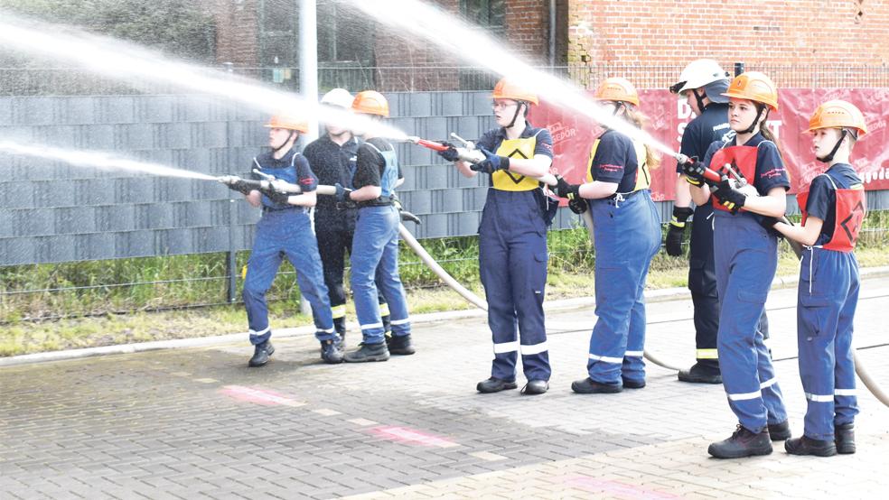 Die Jugendfeuerwehren aus dem Rheiderland eröffneten den sportlichen Wettkampf am Feuerwehrhaus in Weener.  © Fotos: Kuper