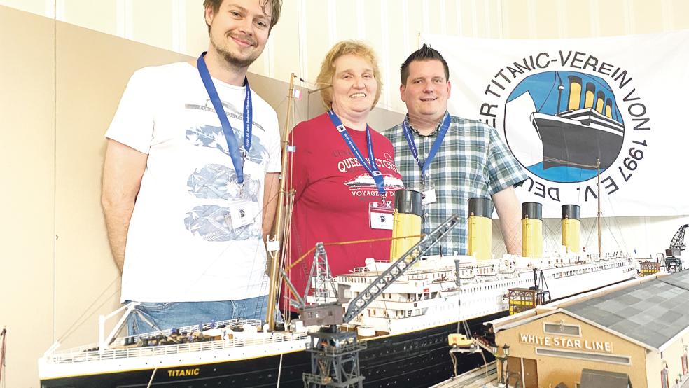 Am Steuer des Titanic-Vereins stehen die Vorstandsmitglieder Imre Karácsonyi, Susanne Störmer und Malte Fiebing-Petersen (von links). Sein 25-jähriges Bestehen feierte der Verein in Leer. Jüngste Teilnehmerin und einzige Ostfriesin war Famke Hanken (18) aus Weener.  © Foto: Hanken