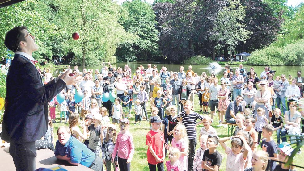Linnert Marzurek »verzauberte« die Besucher des Julianenparkfestes mit seinen Tricks.  © Foto: Wolters